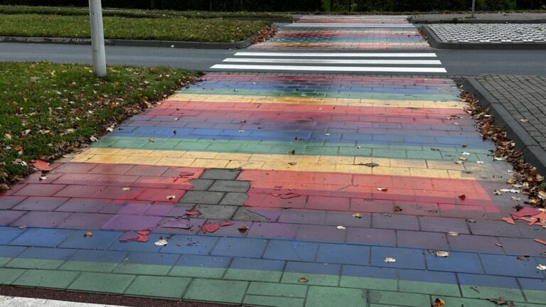 Burgemeester reageert op vernielingen regenboog zebrapad
