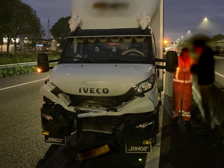 Ongeluk met bestelauto’s op A15 bij Sliedrecht