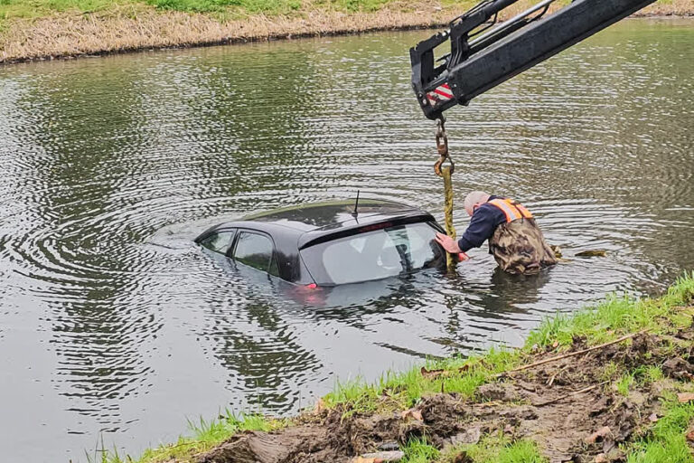 Vrouw verliest macht over het stuur en rijdt met auto de sloot in