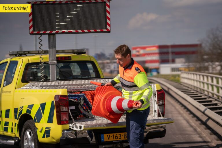 Vrachtwagen met pech veroorzaakt file op A15