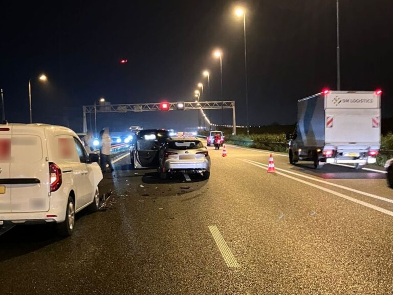 Ongeluk op A15 veroorzaakt file tijdens spits