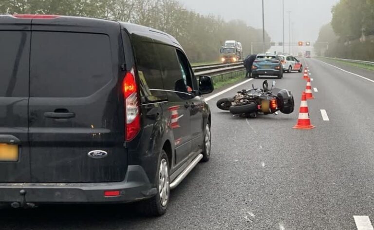 File op A27 door ongeluk met motorrijder