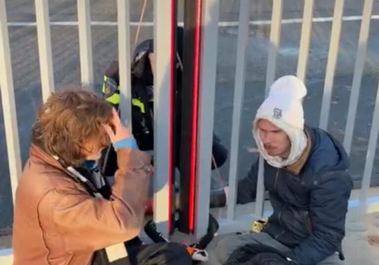 Blokkade bij Chemours ten einde, actievoerders opgepakt: ‘Wij komen terug’