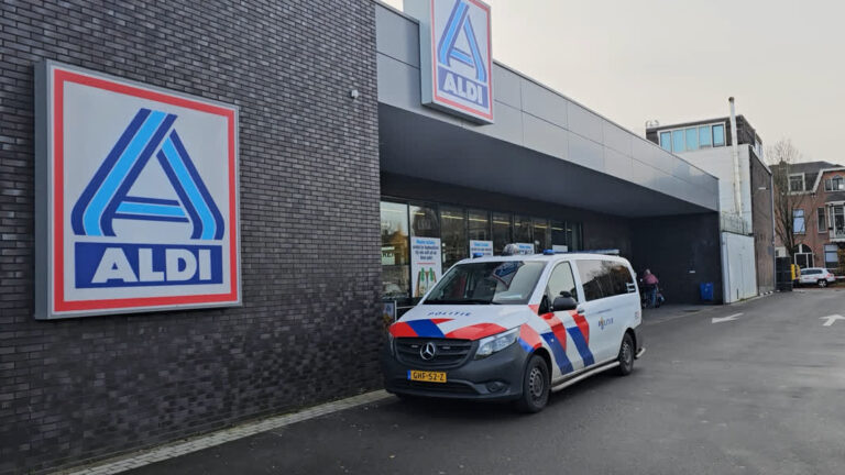Overval op klaarlichte dag bij Dordtse supermarkt, verdachte ontkomt