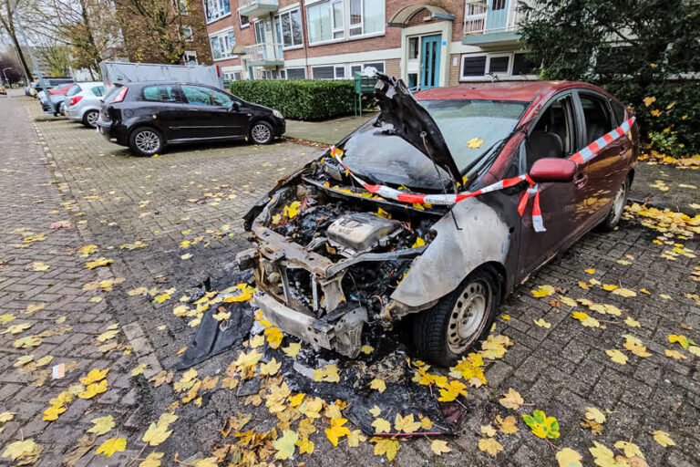 Auto gaat in vlammen op in Dordrecht