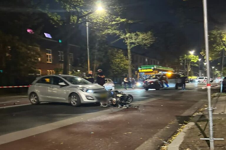 Motorrijder zwaargewond bij aanrijding, weg al uren dicht