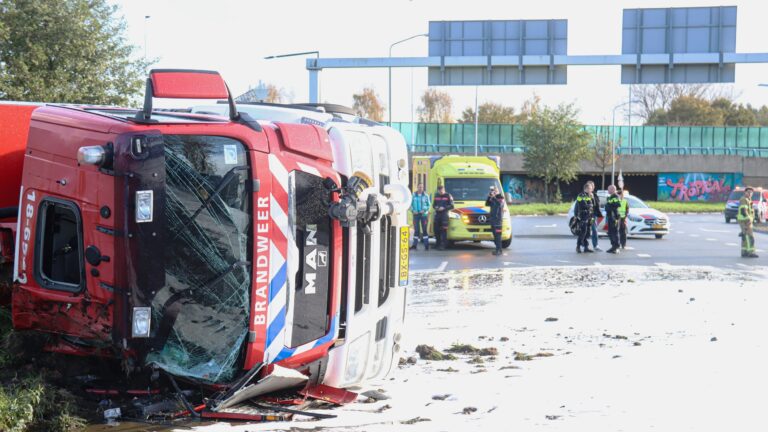 Bluswagen gekanteld in Dordrecht
