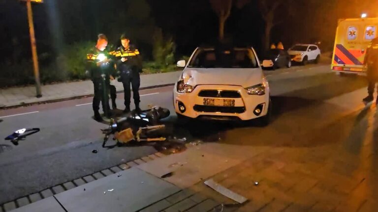 Auto rijdt scooter aan in Dubbeldam