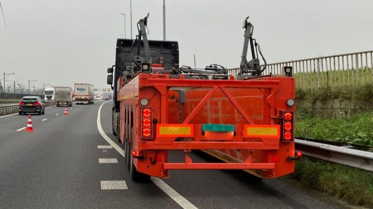 File door vrachtwagen met pech