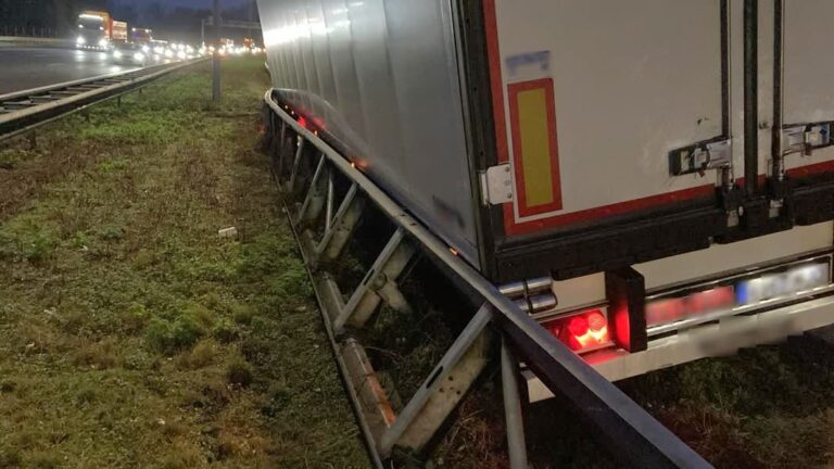 Drukke ochtendspits op A16 door ongeluk met vrachtwagen