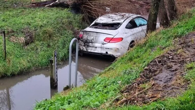 Auto belandt in sloot