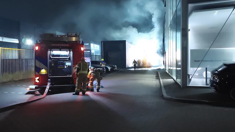 Brand autodealer Mijlweg, meerdere bedrijven getroffen