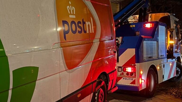 Opnieuw Dordtse pakketbus gestolen; politie haalt dief uit sloot