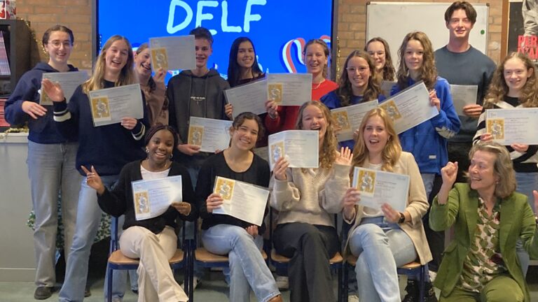Leerlingen ontvangen DELF-diploma