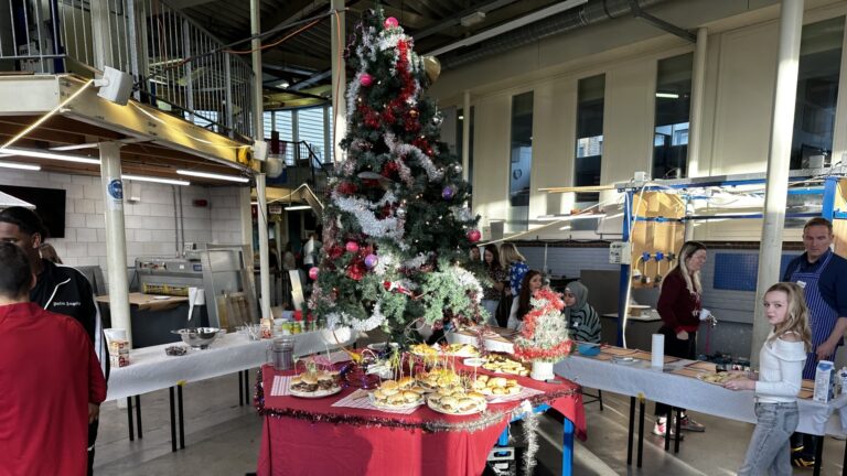 Brugklasleerlingen bakken oliebollen en worstenbroodjes