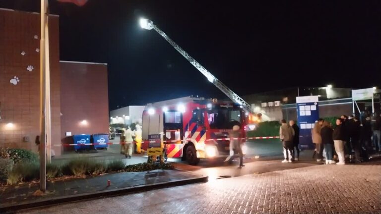 Brandweer blust vuur in keuken van meubelbedrijf