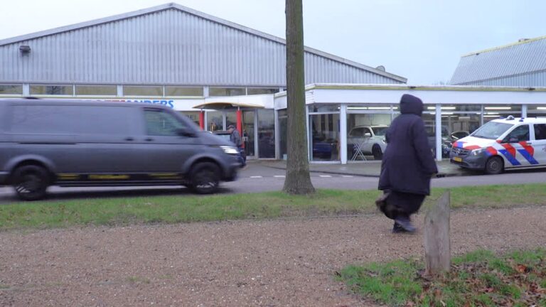 Vuurwerkbom ontploft bij autobedrijf