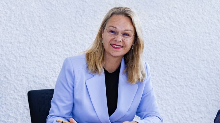 Wendy Renzen geïnstalleerd als tijdelijk wethouder