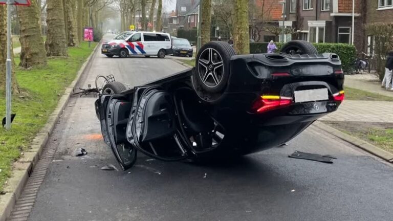 Auto belandt op z’n kop na aanrijding met fietser