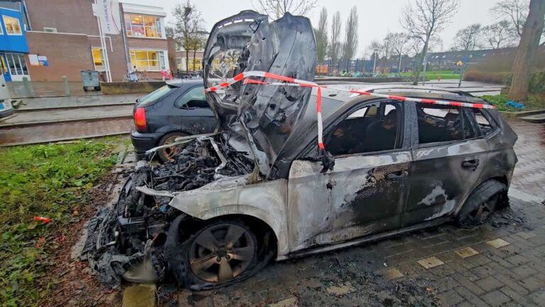 Auto gaat in vlammen op, ernaast geparkeerde auto beschadigd