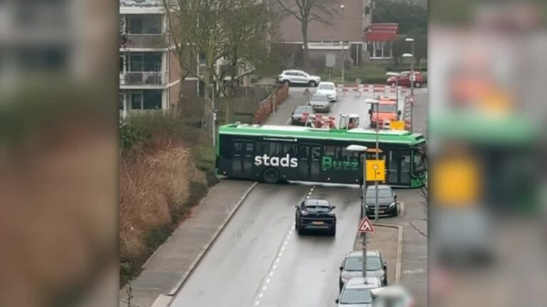 Opnieuw raak in het Dordtse verkeer: buschauffeur heeft moeite met keren