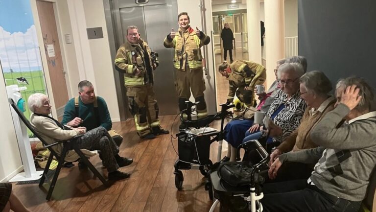 Brandweer redt oudere dames uit lift