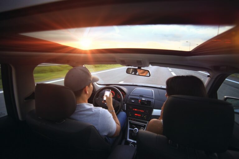 Verkeersboetes worden duurder: €430 voor appen in de auto