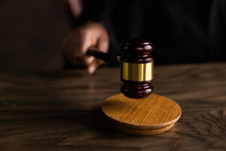 ‘Man die Ilse en Esmee doodreed, kruipt ondanks verbod weer achter het stuur