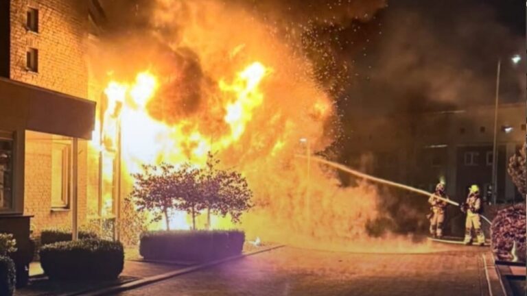 Auto’s en huizen beschadigd door flinke brand