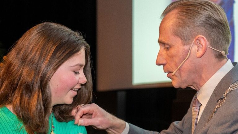 Rose (13) krijgt als jongste Alblasserdammer erespeld na lang lang ziekbed: ‘Heel bijzonder’