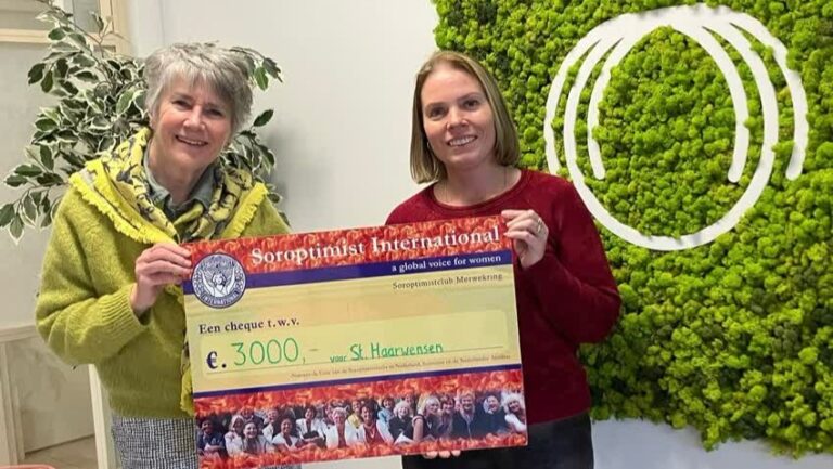 Cheque voor Stichting Haarwensen: meer haarwerken voor kankerpatiënten
