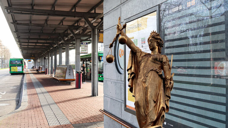 Celstraf voor dader steekpartij busstation Dordrecht: ‘Ik was dronken en was boos op hem’