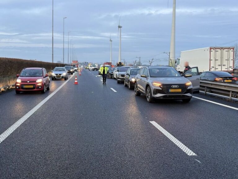 Meer dan een half uur vertraging door ongeluk op A15 met acht auto’s; weg weer vrij