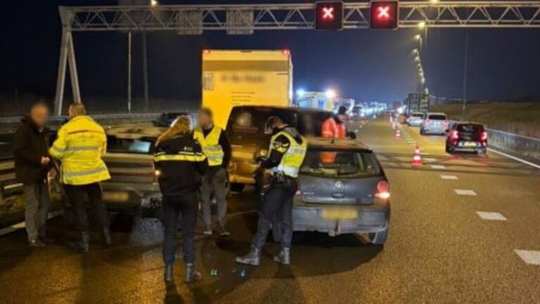 File op A15 door aanrijdingen