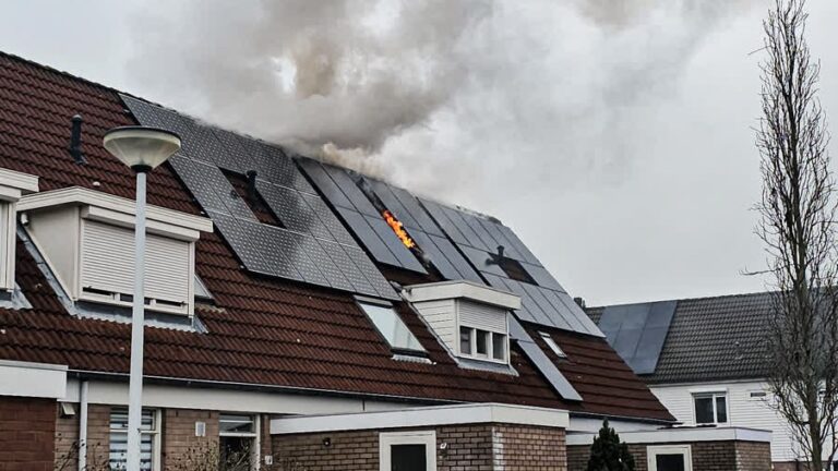 Uitslaande brand aan Abelenhof, bewoners op tijd weg