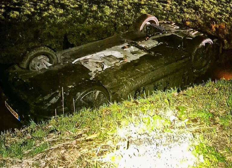 Auto op z’n kop in de sloot, bestuurder had te veel gedronken