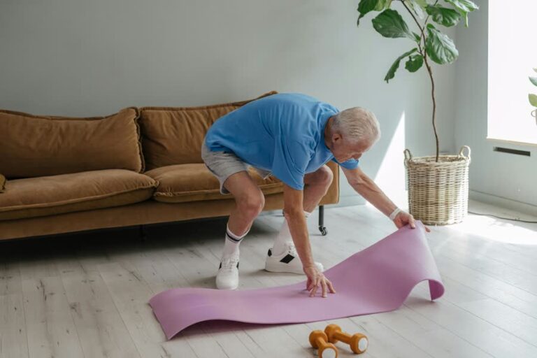 Waarom sommige ouderen moeten fitnessen voordat ze huishoudelijke hulp krijgen