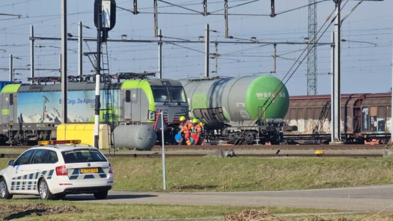 Schone tankwagons lekken chemische stof, brandweer rukt uit