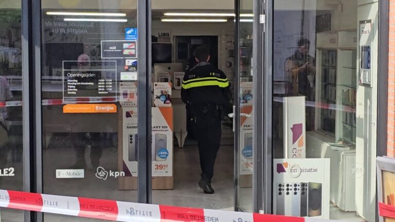 Winkelmedewerker bedreigd bij gewapende overval op Overtoom