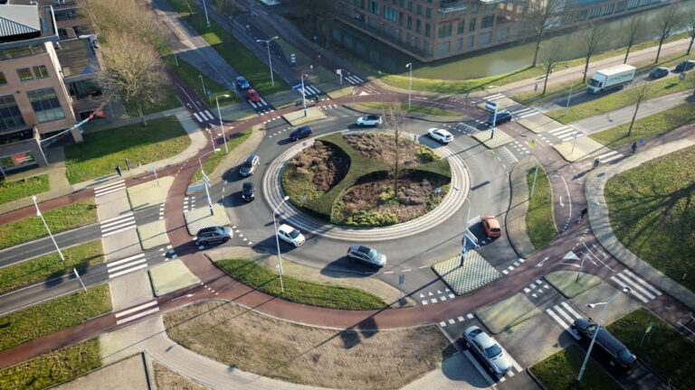 Rotonde BK-weg ook na aanpassingen nog onoverzichtelijk (Video)