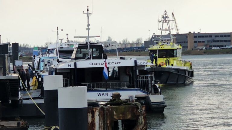Waterbus vaart tegen binnenvaartschip