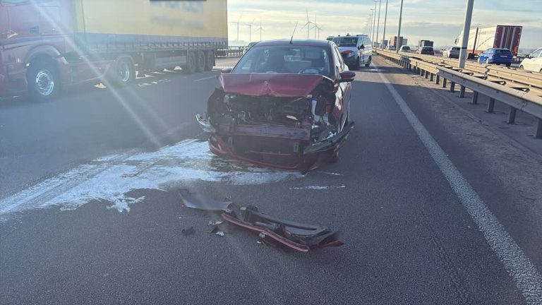 Ongeluk op Moerdijkbrug veroorzaakt file