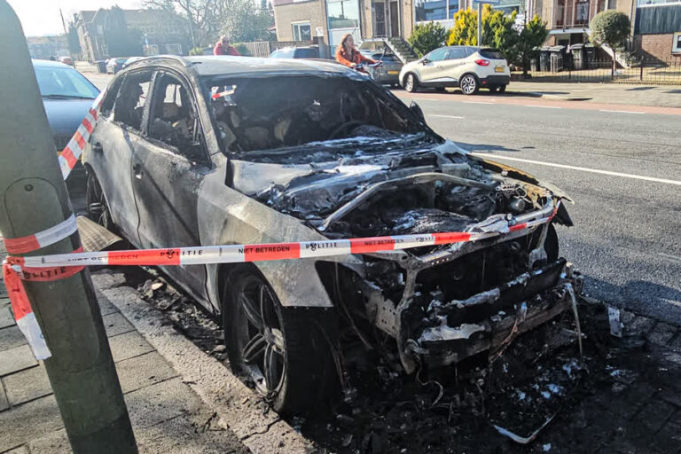 Flinke autobrand in Dordrecht, opnieuw gaat een Audi in vlammen op