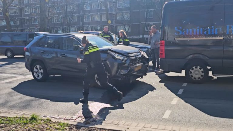 Botsing nadat vrouw onwel wordt in Dordrecht (Video)