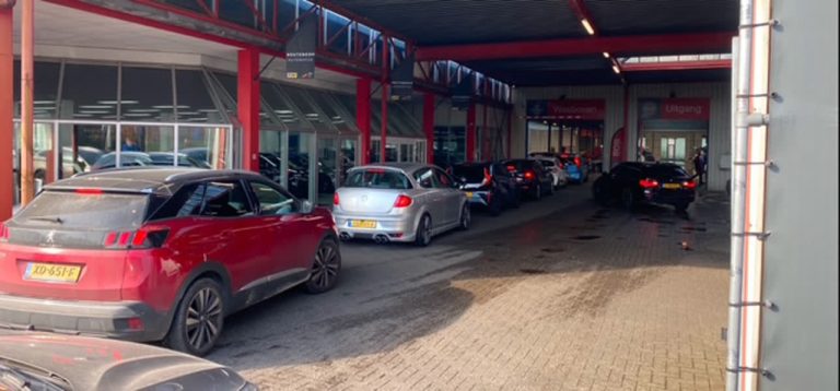 Saharazand veroorzaakt lange rijen bij autowasstraat