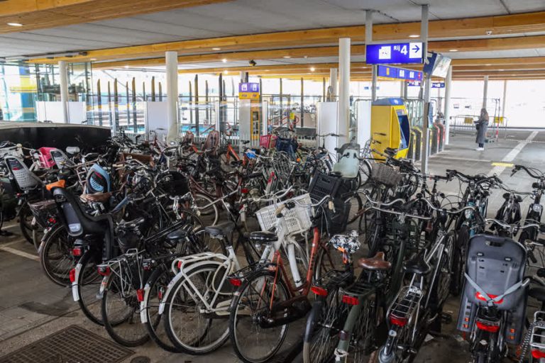 Dordrecht is chaos in nieuwe fietsenstalling zat en neemt maatregelen