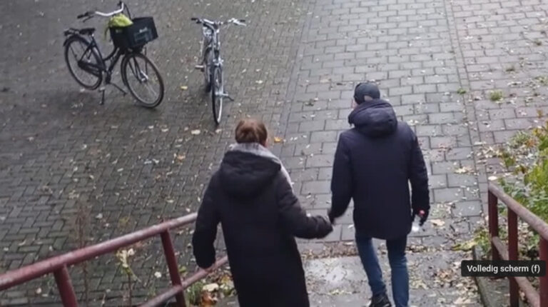 Tweetal mishandelt man op klaarlichte dag, politie deelt beelden (Video)