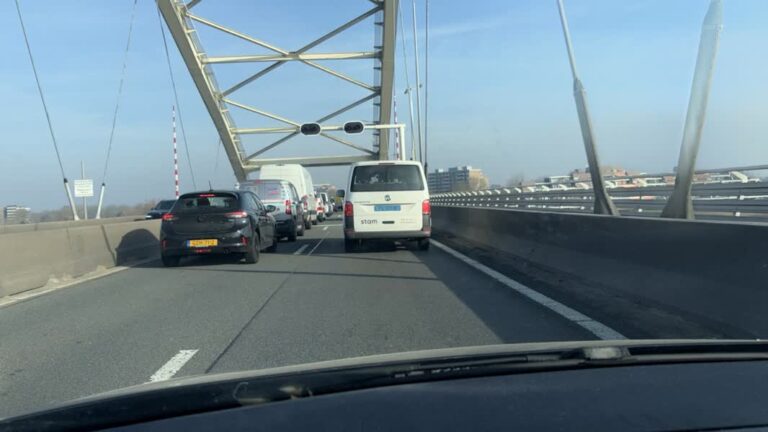 Drukte op A16 en N3 door afsluiting Drechttunnel