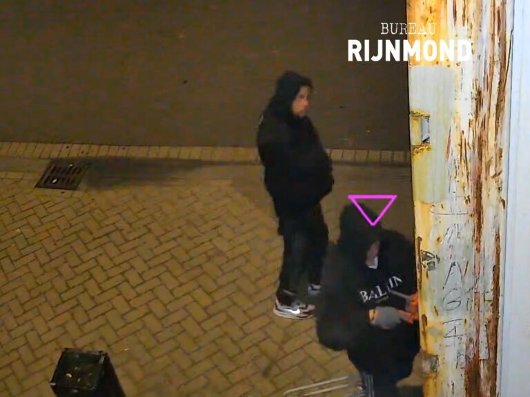 Twee mannen zijn uren bezig met leeghalen container en stelen duur bouwgereedschap