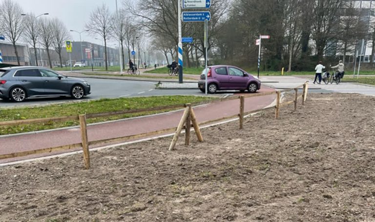 Gemeente sluit olifantenpaadje rotonde Veerweg / Burg. Keijzerweg af